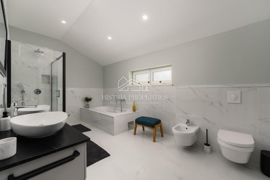 Izjemno kakovostna vila v bližini Rovinja s pogledom na morje, popolnoma opremljena