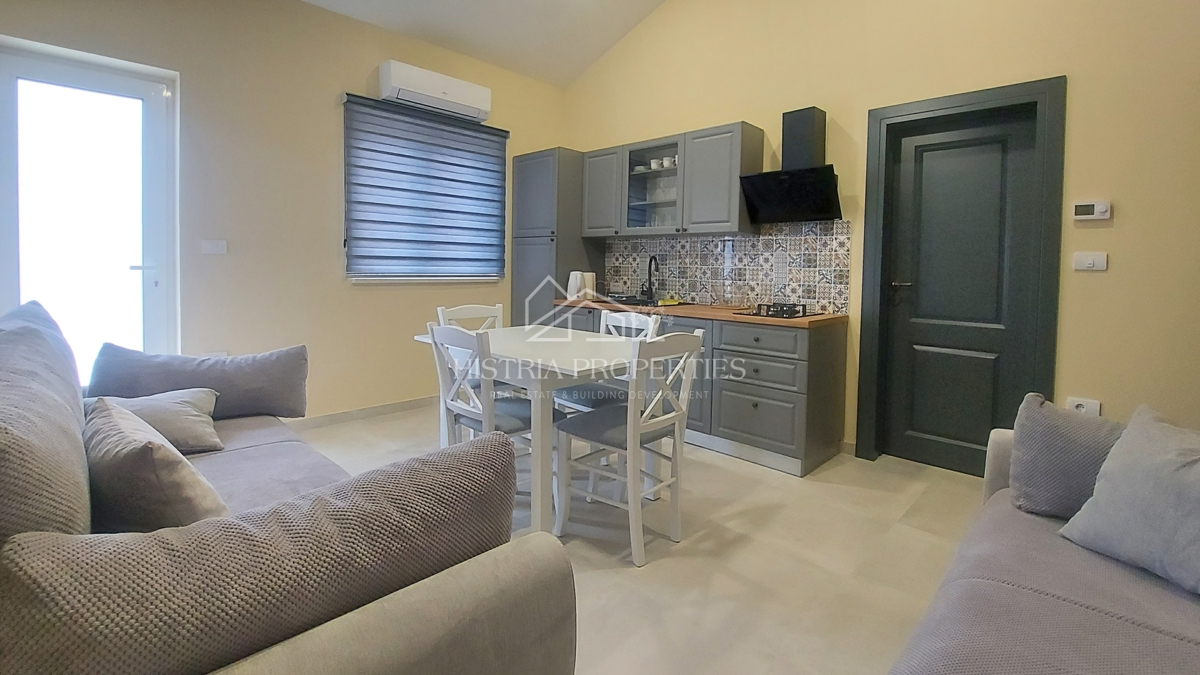 Izjemno kakovostna vila v bližini Rovinja s pogledom na morje, popolnoma opremljena