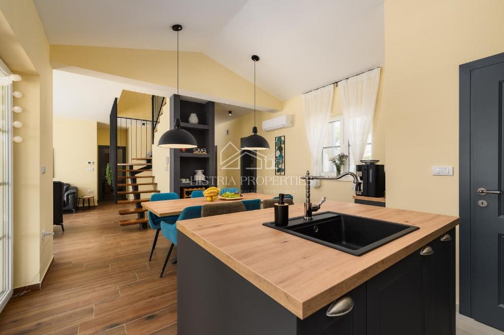 Izjemno kakovostna vila v bližini Rovinja s pogledom na morje, popolnoma opremljena