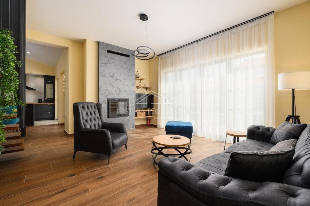 Izjemno kakovostna vila v bližini Rovinja s pogledom na morje, popolnoma opremljena