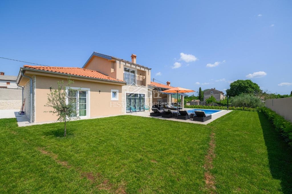 Izjemno kakovostna vila v bližini Rovinja s pogledom na morje, popolnoma opremljena