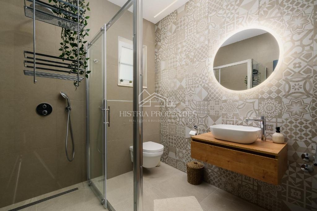 Izjemno kakovostna vila v bližini Rovinja s pogledom na morje, popolnoma opremljena