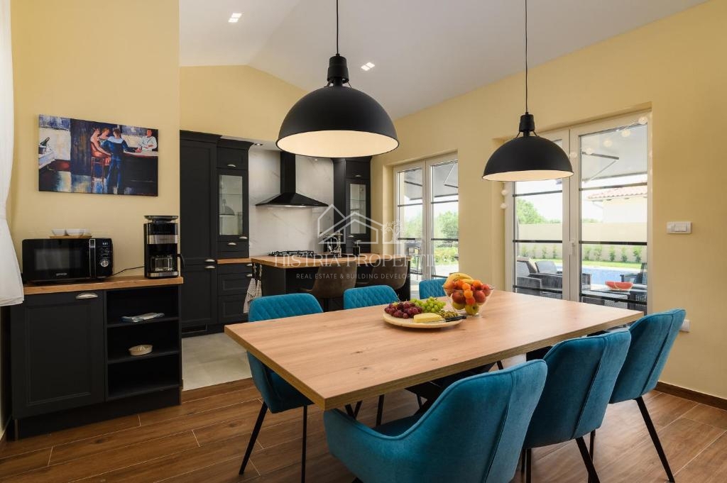 Izjemno kakovostna vila v bližini Rovinja s pogledom na morje, popolnoma opremljena