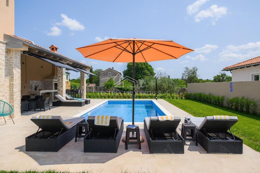 Izjemno kakovostna vila v bližini Rovinja s pogledom na morje, popolnoma opremljena