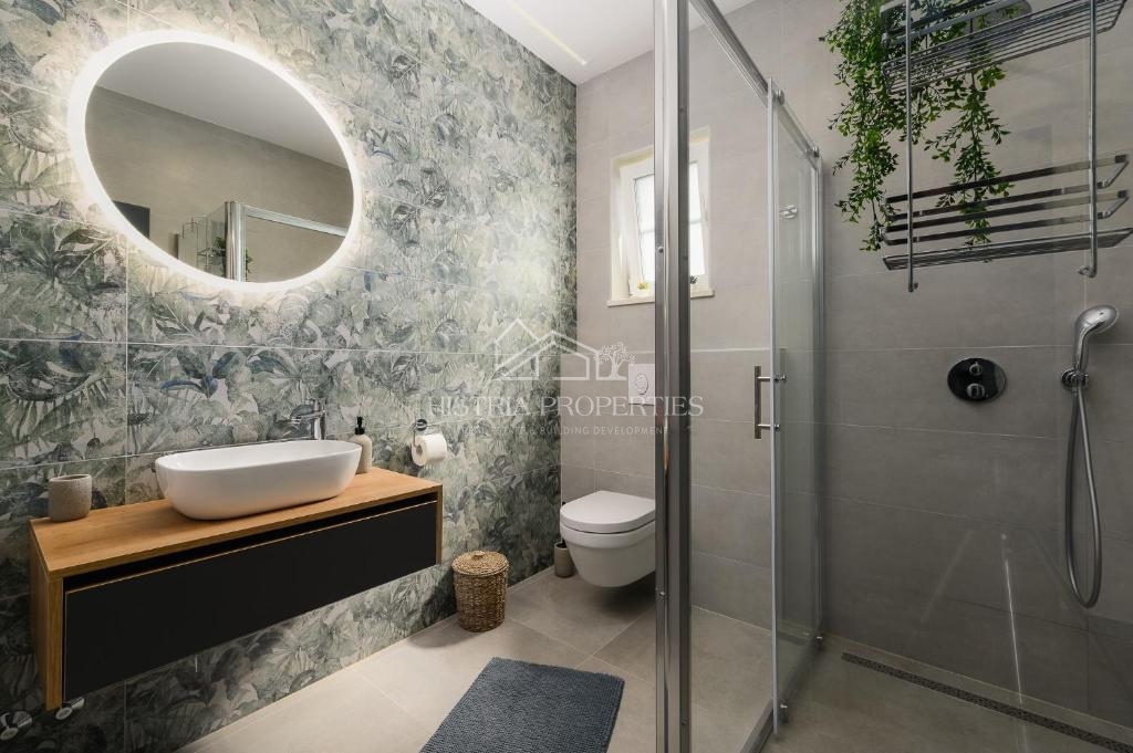 Izjemno kakovostna vila v bližini Rovinja s pogledom na morje, popolnoma opremljena