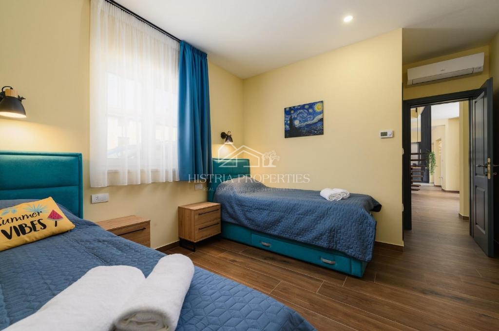 Izjemno kakovostna vila v bližini Rovinja s pogledom na morje, popolnoma opremljena