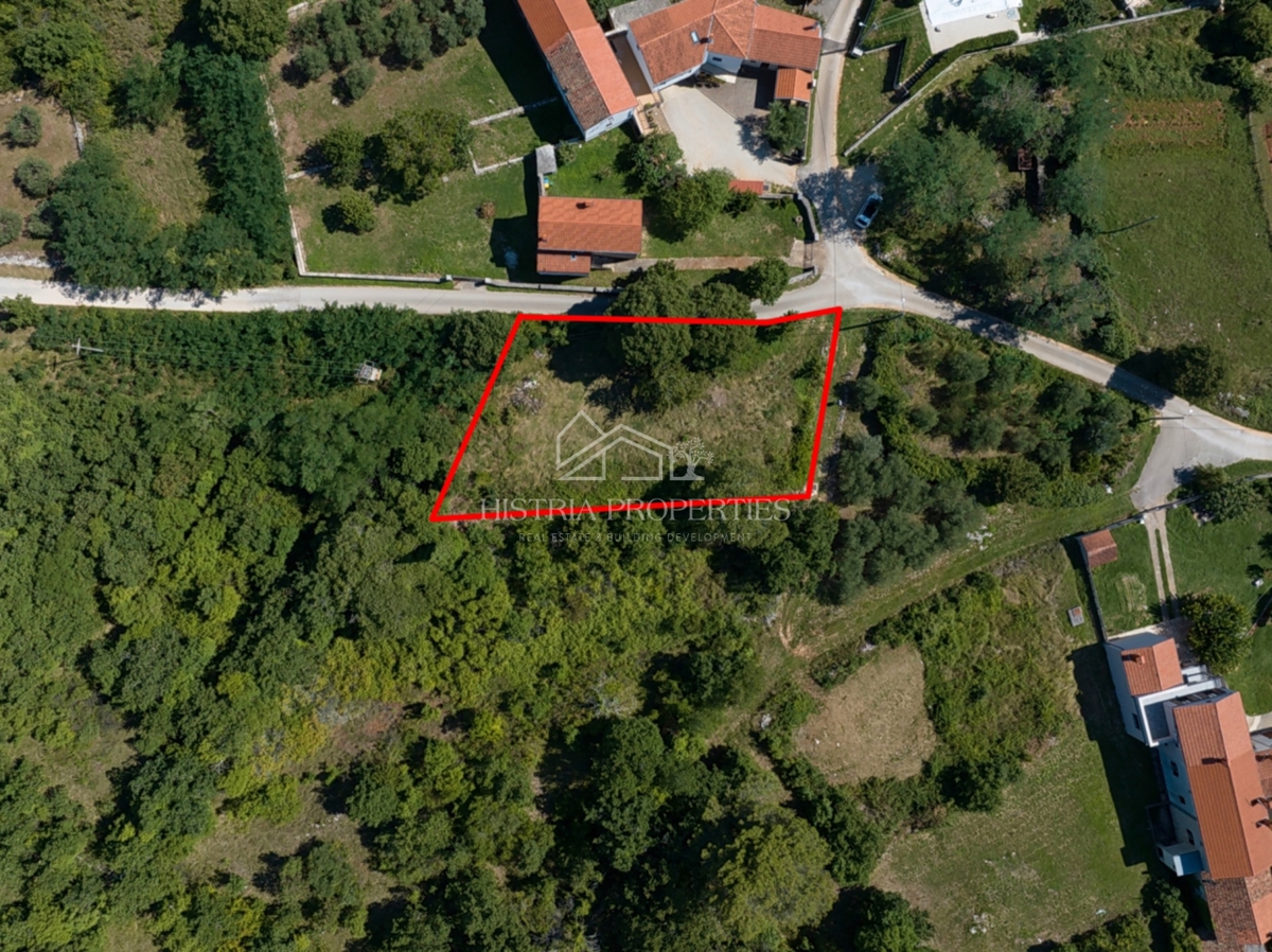 Zemljišče z gradbenim dovoljenjem v mirni istrski vasi, pripravljeno za gradnjo
