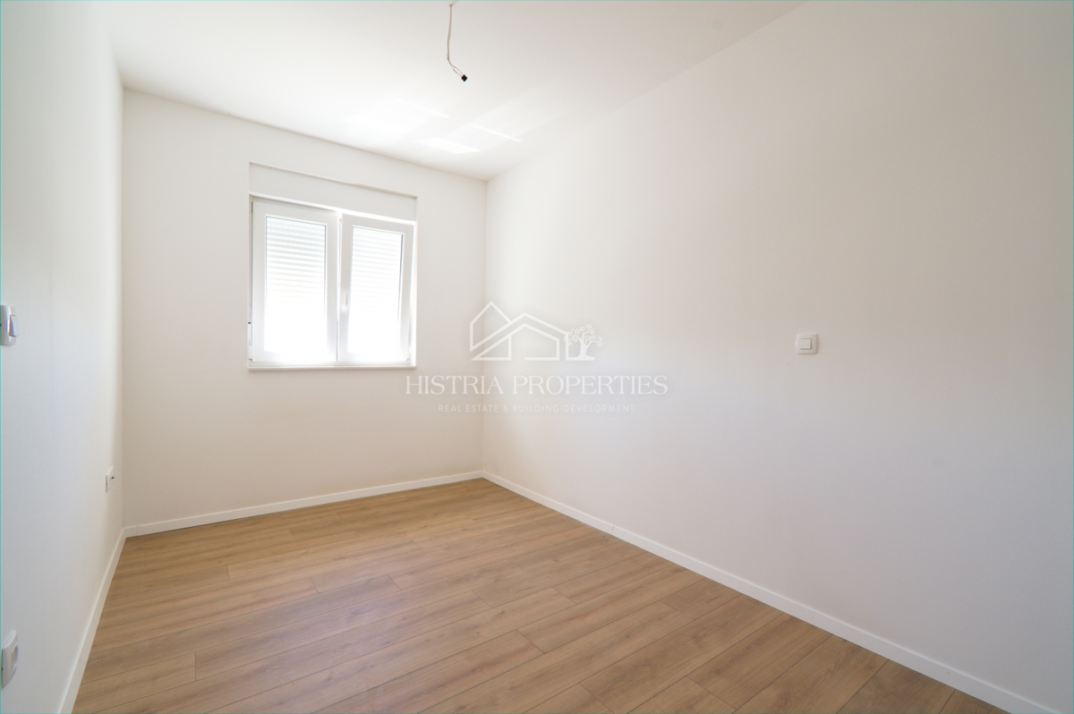 Prostorno stanovanje s pokrito teraso in panoramskim pogledom na morje