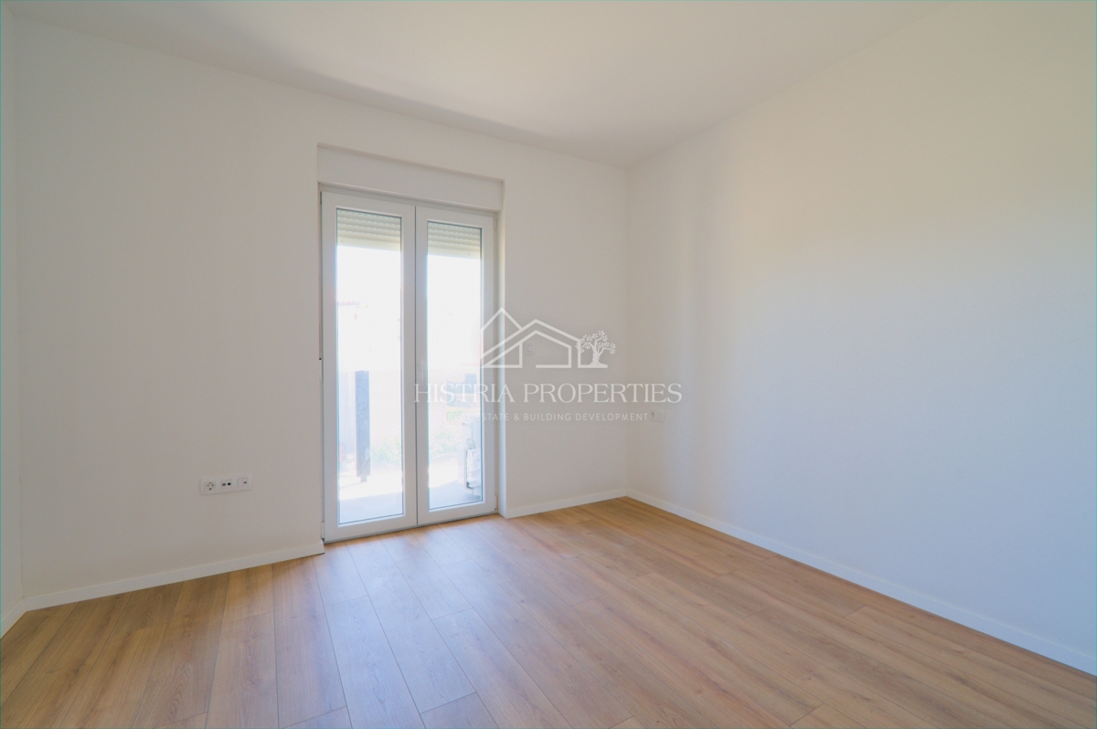 Prostorno stanovanje s pokrito teraso in panoramskim pogledom na morje