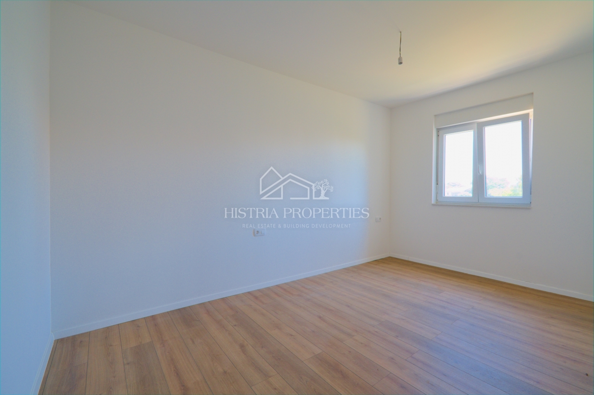 Prostorno stanovanje s pokrito teraso in panoramskim pogledom na morje