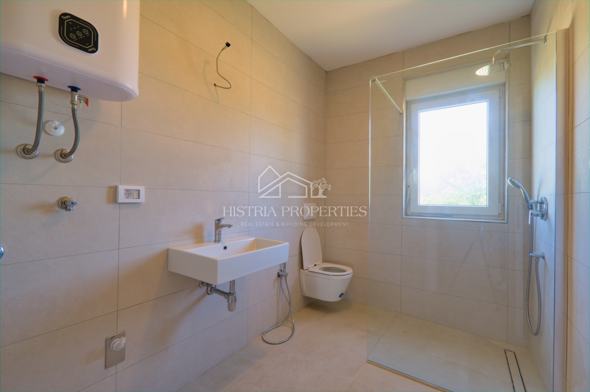 Prostorno stanovanje s pokrito teraso in panoramskim pogledom na morje