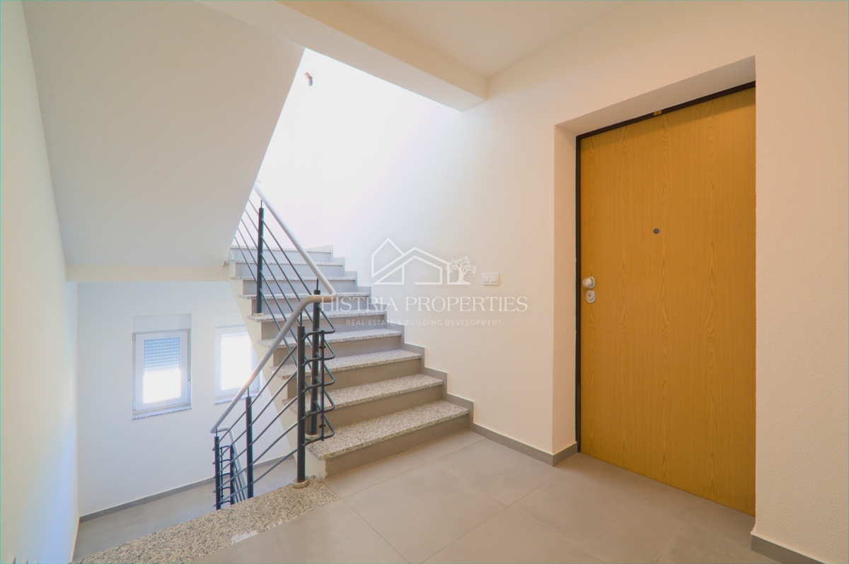 Prostorno stanovanje s pokrito teraso in panoramskim pogledom na morje