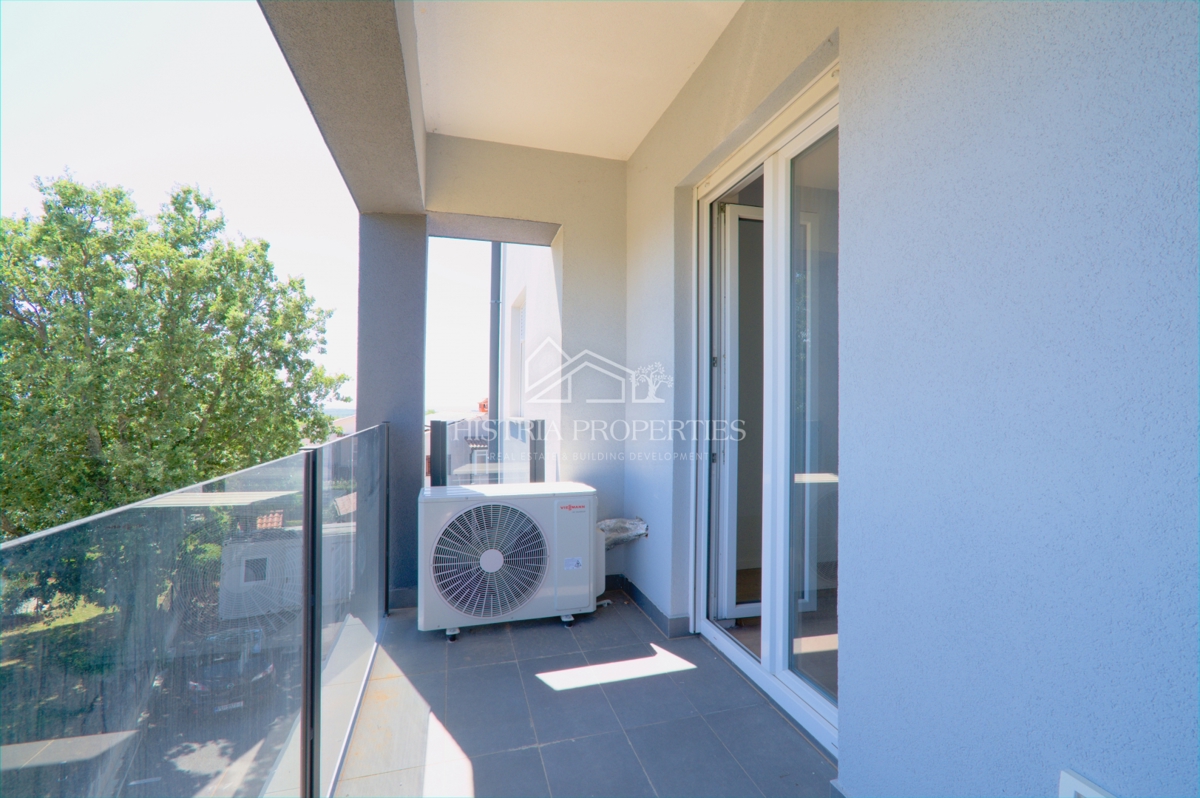 Prostorno stanovanje s pokrito teraso in panoramskim pogledom na morje