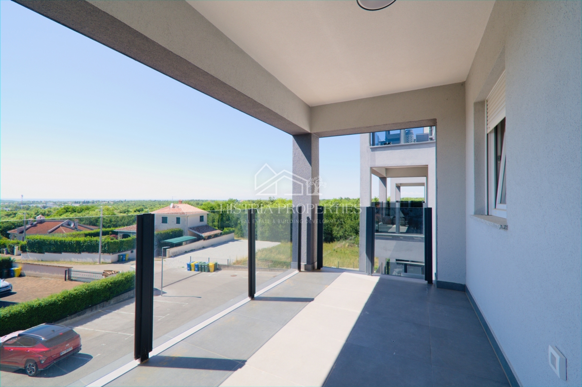 Prostorno stanovanje s pokrito teraso in panoramskim pogledom na morje