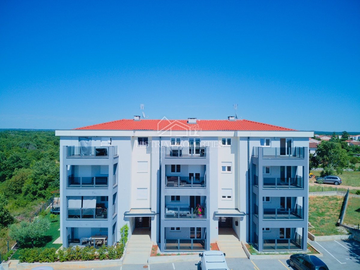 Prostorno stanovanje s pokrito teraso in panoramskim pogledom na morje