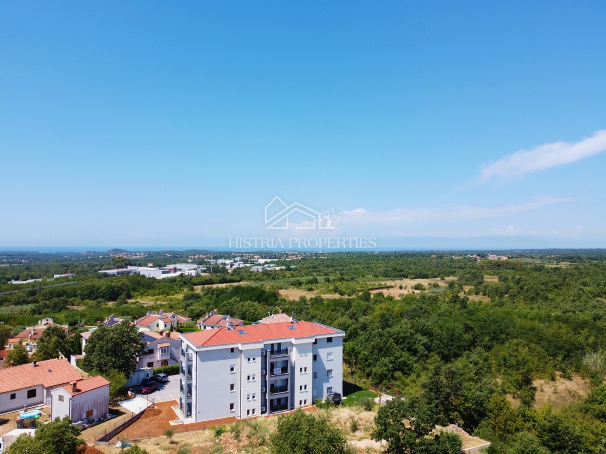 Prostorno stanovanje s pokrito teraso in panoramskim pogledom na morje