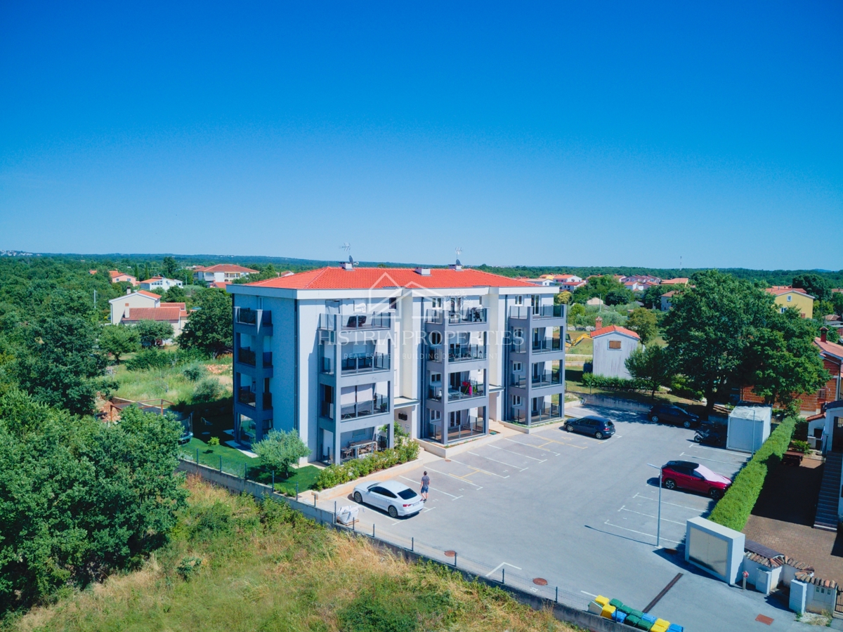 Prostorno stanovanje s pokrito teraso in panoramskim pogledom na morje