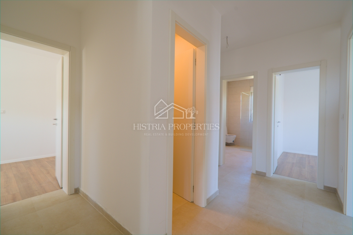 Prostorno stanovanje s pokrito teraso in panoramskim pogledom na morje