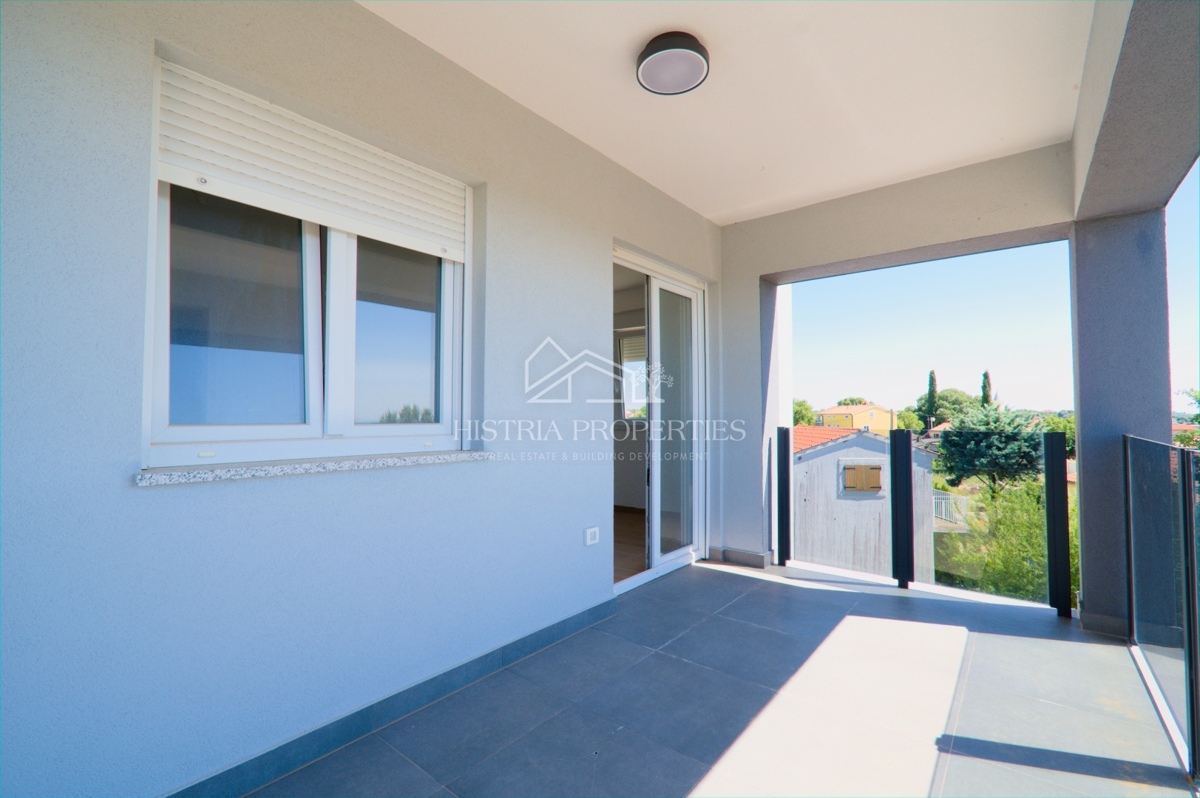 Prostorno stanovanje s pokrito teraso in panoramskim pogledom na morje