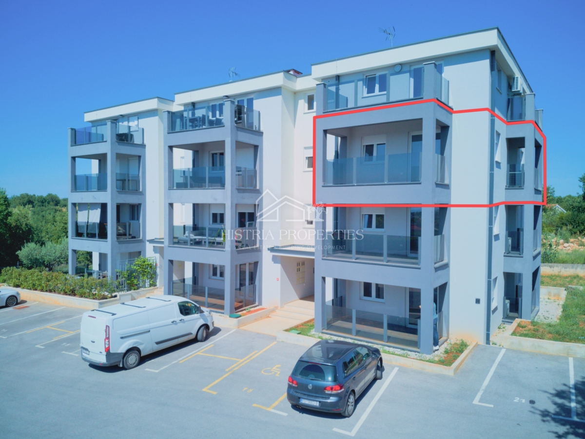 Prostorno stanovanje s pokrito teraso in panoramskim pogledom na morje