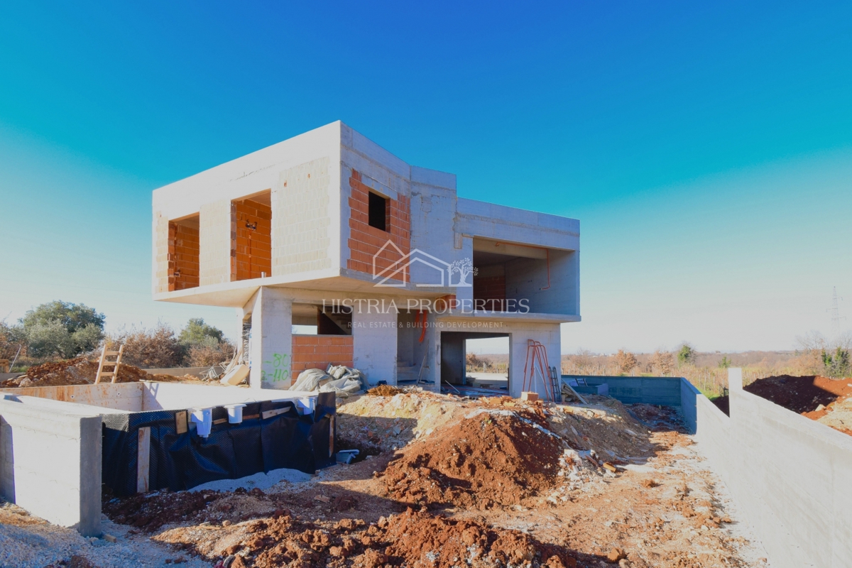 Moderna hiša z bazenom osupljive arhitekturne izraznosti v bližini Novigrada