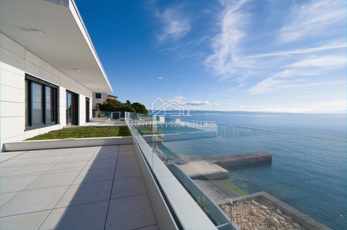 Sanjska terasa v prostornem luksuznem apartmaju z zasebnim dostopom do plaže