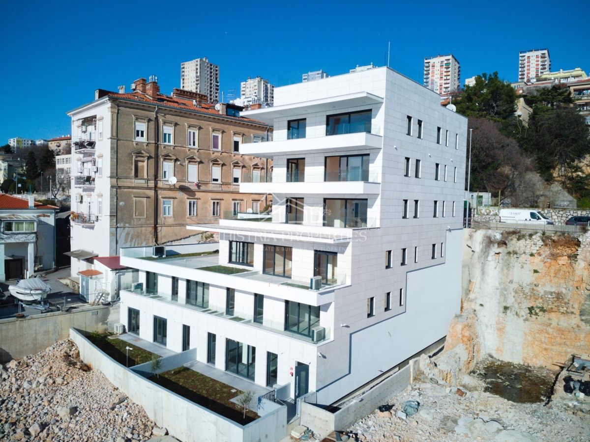 Sanjska terasa v prostornem luksuznem apartmaju z zasebnim dostopom do plaže