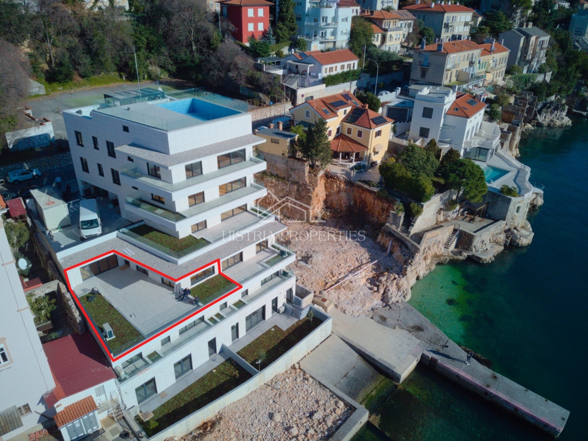 Sanjska terasa v prostornem luksuznem apartmaju z zasebnim dostopom do plaže