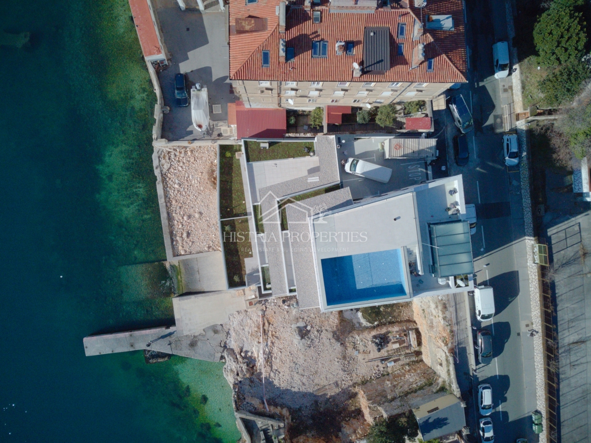 Sanjska terasa v prostornem luksuznem apartmaju z zasebnim dostopom do plaže