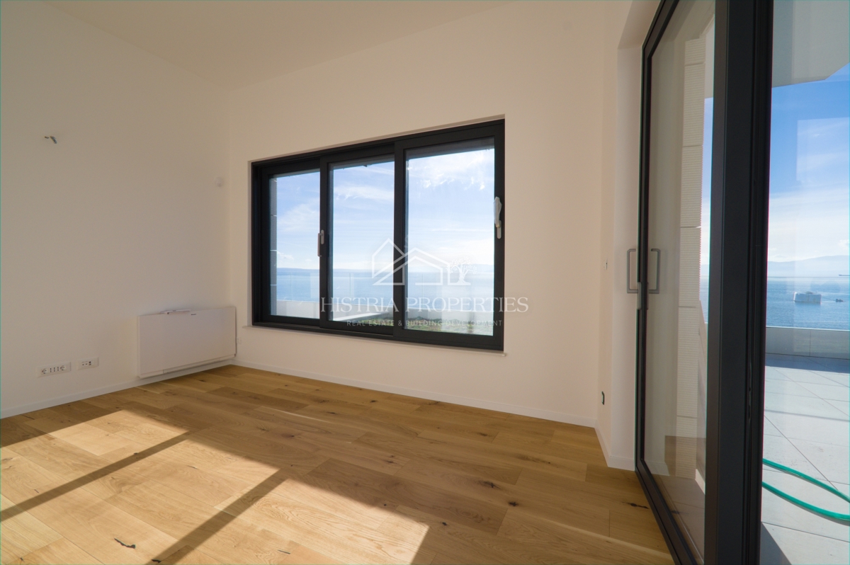 Sanjska terasa v prostornem luksuznem apartmaju z zasebnim dostopom do plaže