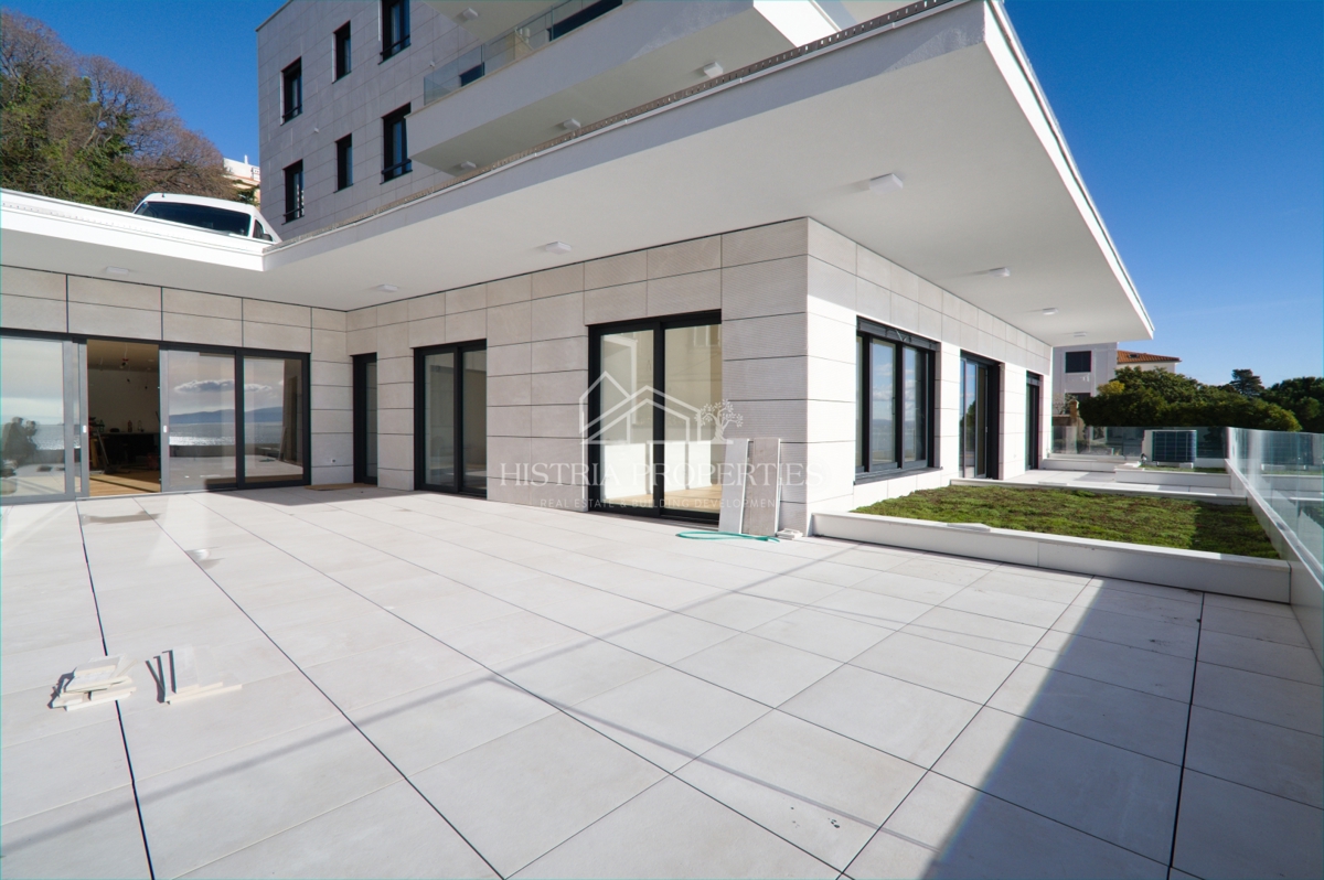 Sanjska terasa v prostornem luksuznem apartmaju z zasebnim dostopom do plaže