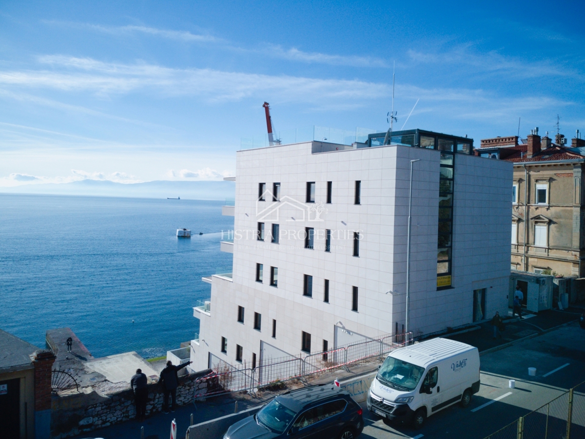 Sanjska terasa v prostornem luksuznem apartmaju z zasebnim dostopom do plaže