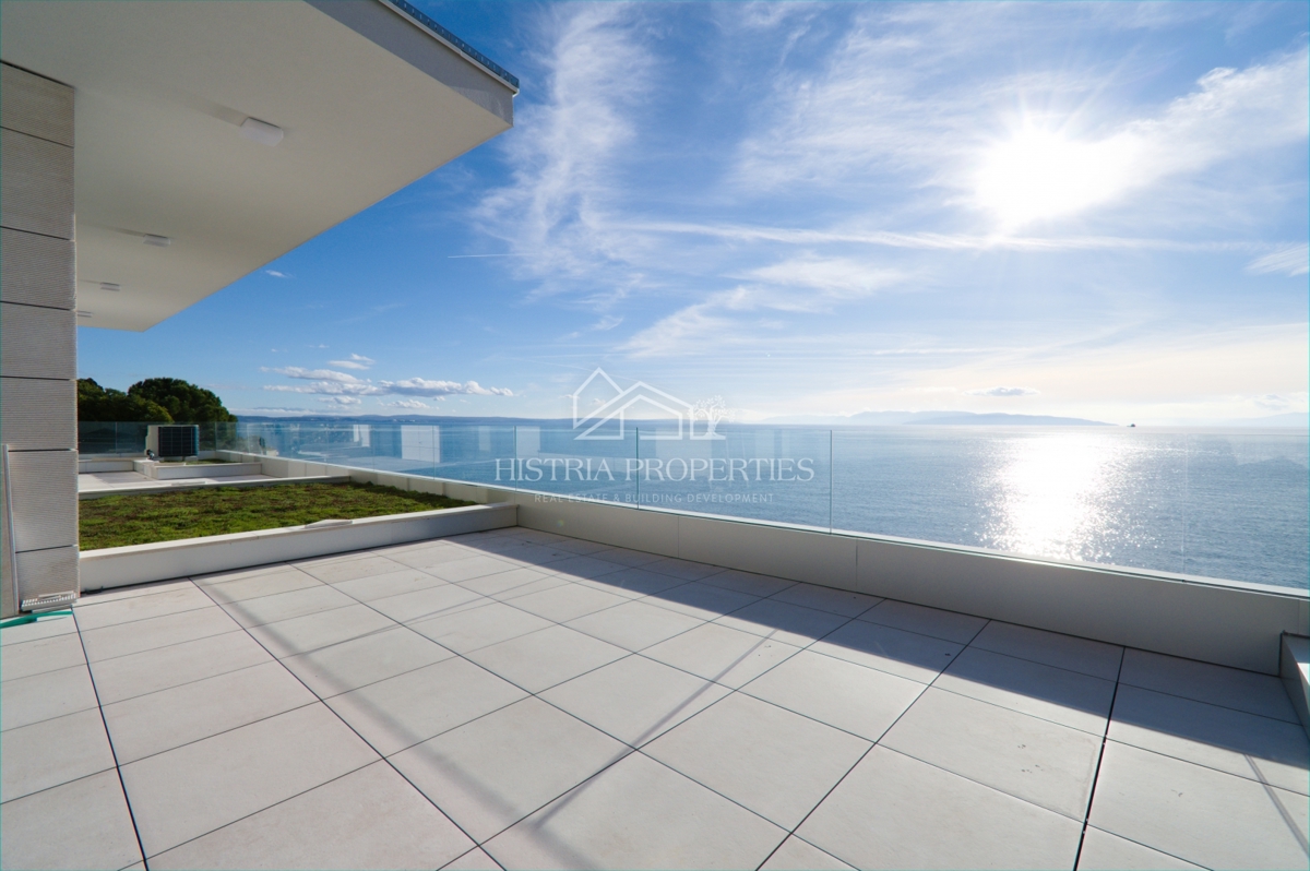 Sanjska terasa v prostornem luksuznem apartmaju z zasebnim dostopom do plaže