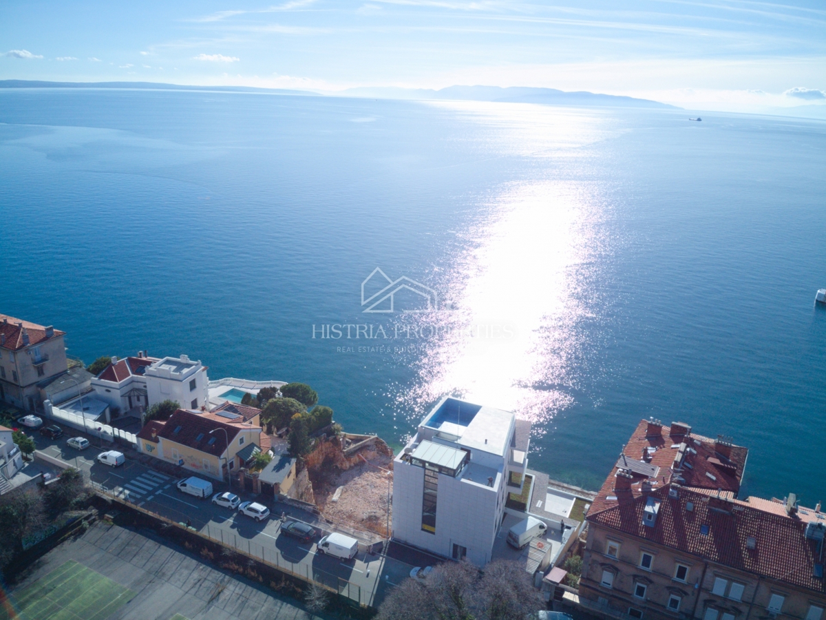 Sanjska terasa v prostornem luksuznem apartmaju z zasebnim dostopom do plaže