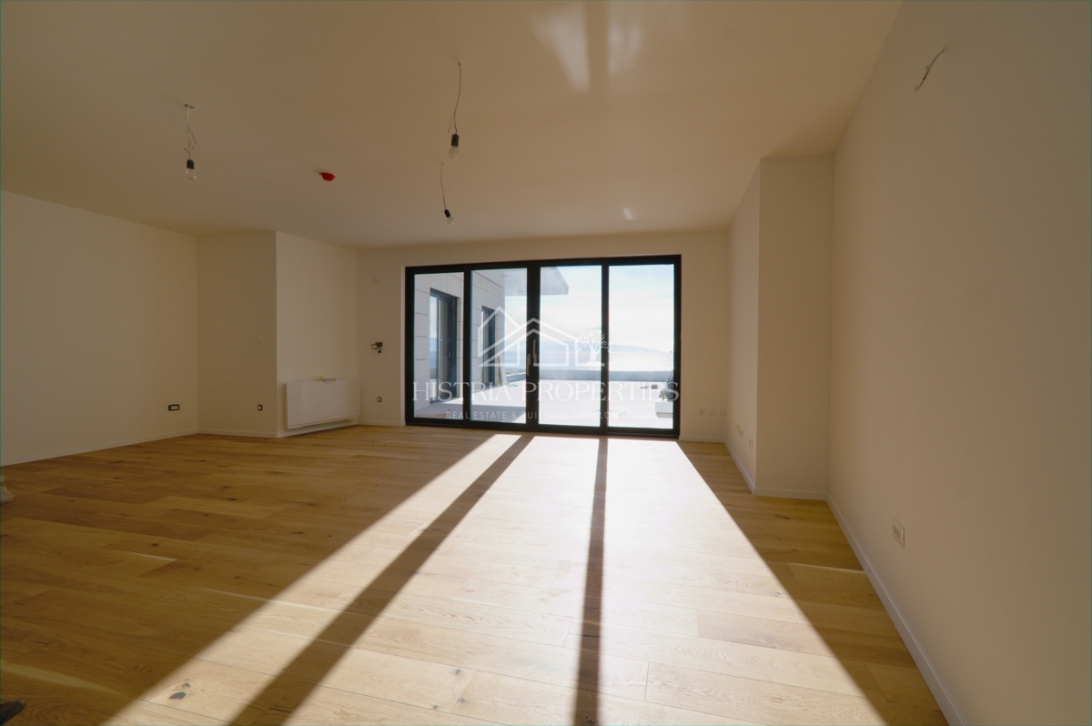 Sanjska terasa v prostornem luksuznem apartmaju z zasebnim dostopom do plaže