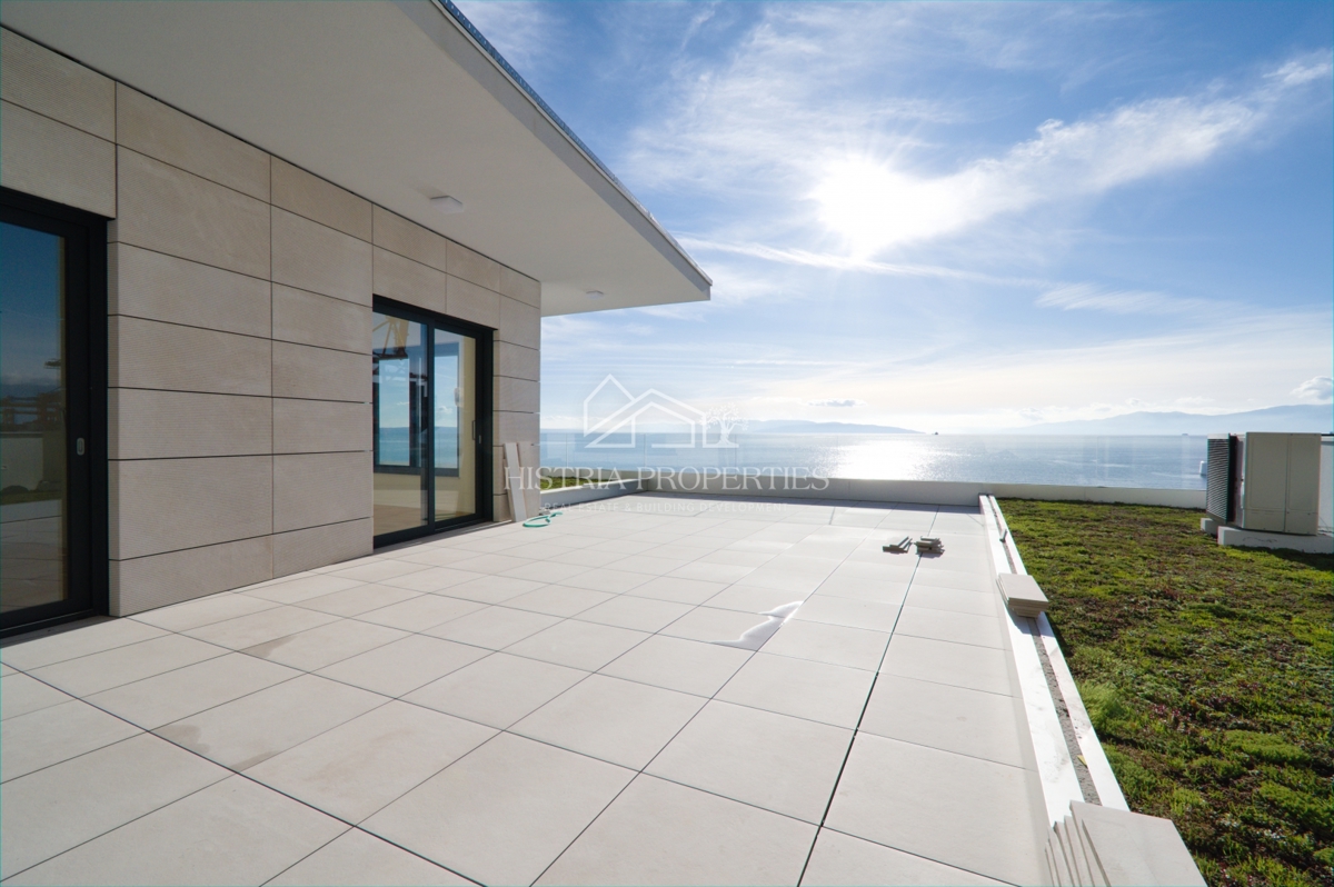 Sanjska terasa v prostornem luksuznem apartmaju z zasebnim dostopom do plaže