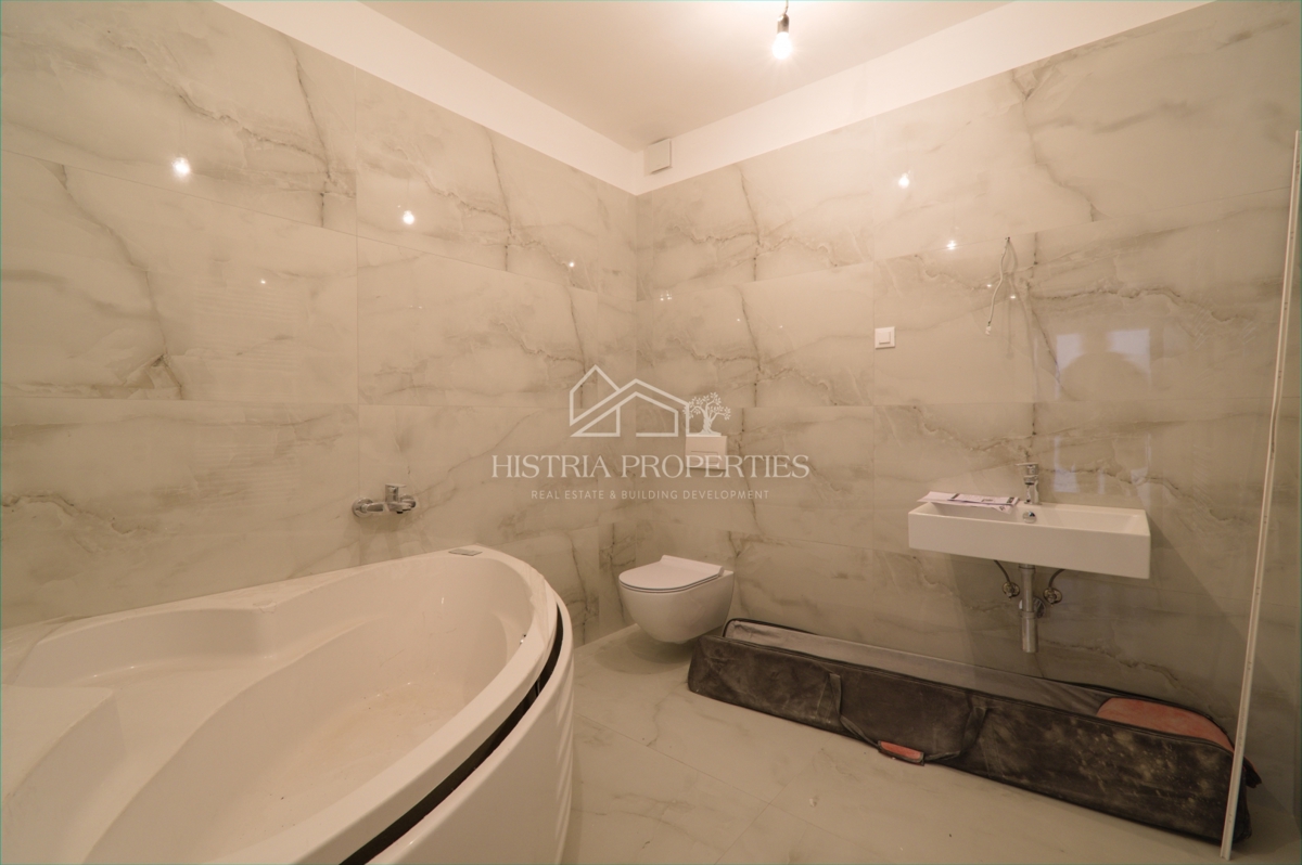 Sanjska terasa v prostornem luksuznem apartmaju z zasebnim dostopom do plaže