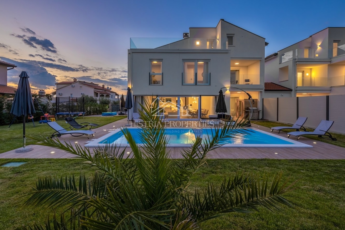 Moderna vila z ogrevanim bazenom, popolnoma opremljena, na mirni lokaciji