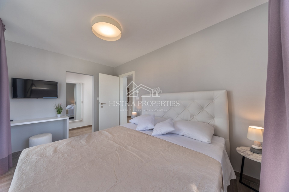 Moderna vila z ogrevanim bazenom, popolnoma opremljena, na mirni lokaciji