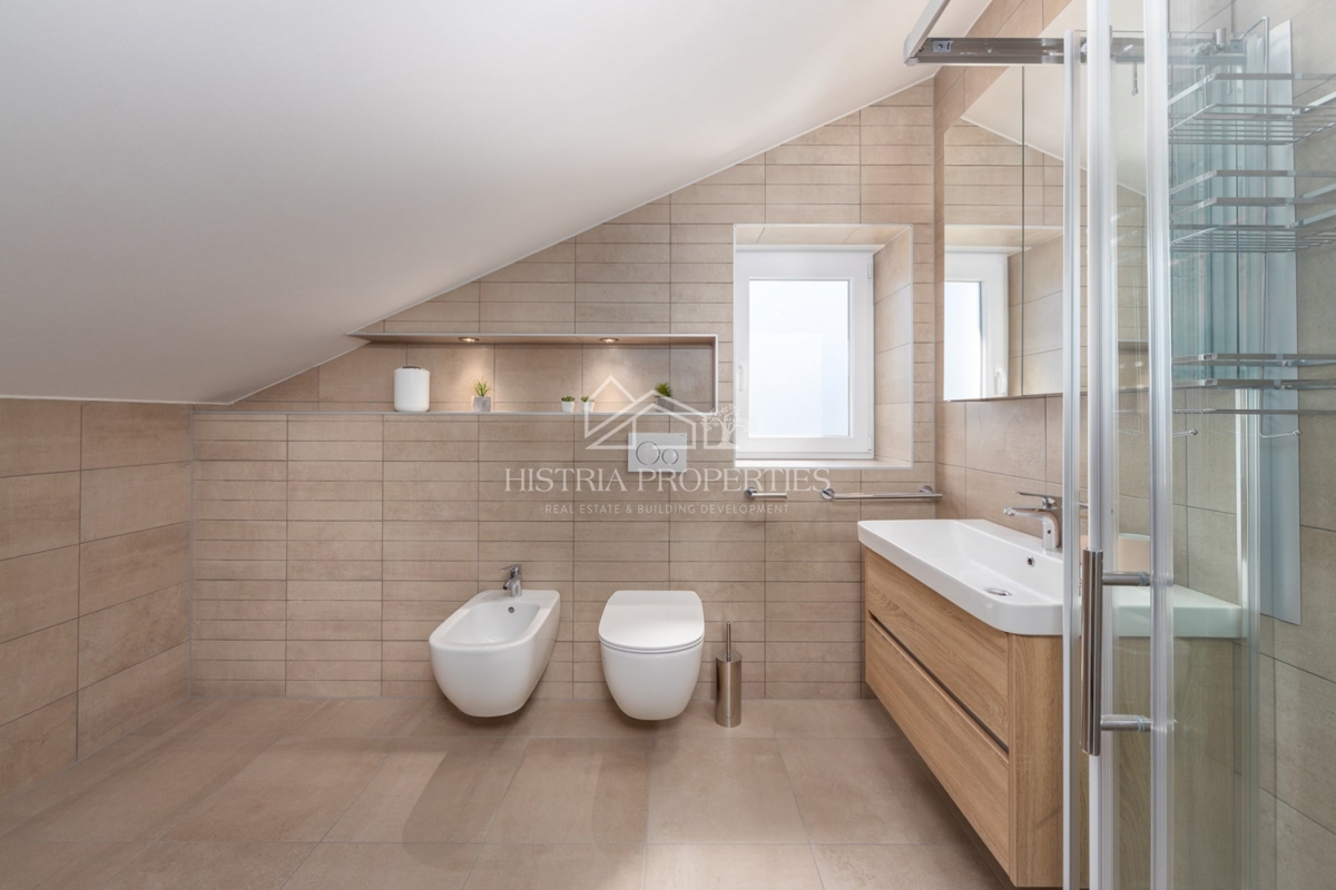 Moderna vila z ogrevanim bazenom, popolnoma opremljena, na mirni lokaciji