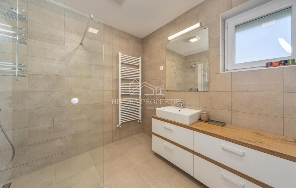 Moderna vila z ogrevanim bazenom, popolnoma opremljena, na mirni lokaciji