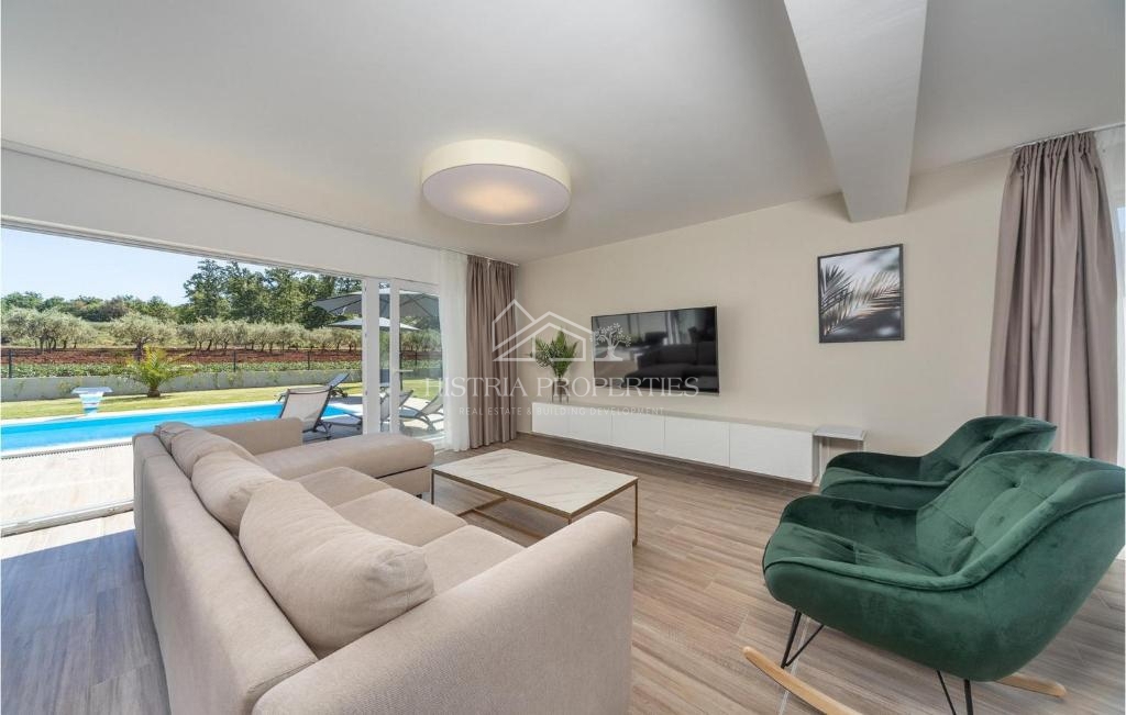 Moderna vila z ogrevanim bazenom, popolnoma opremljena, na mirni lokaciji