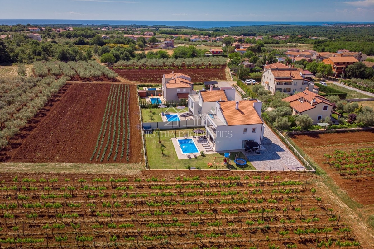 Moderna vila z ogrevanim bazenom, popolnoma opremljena, na mirni lokaciji