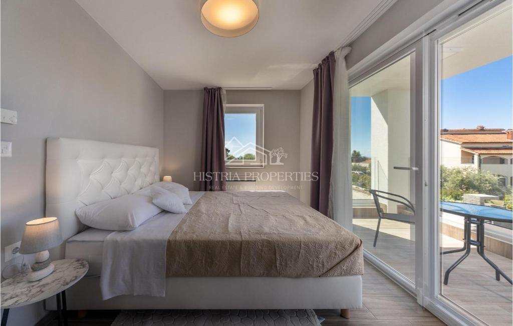 Moderna vila z ogrevanim bazenom, popolnoma opremljena, na mirni lokaciji