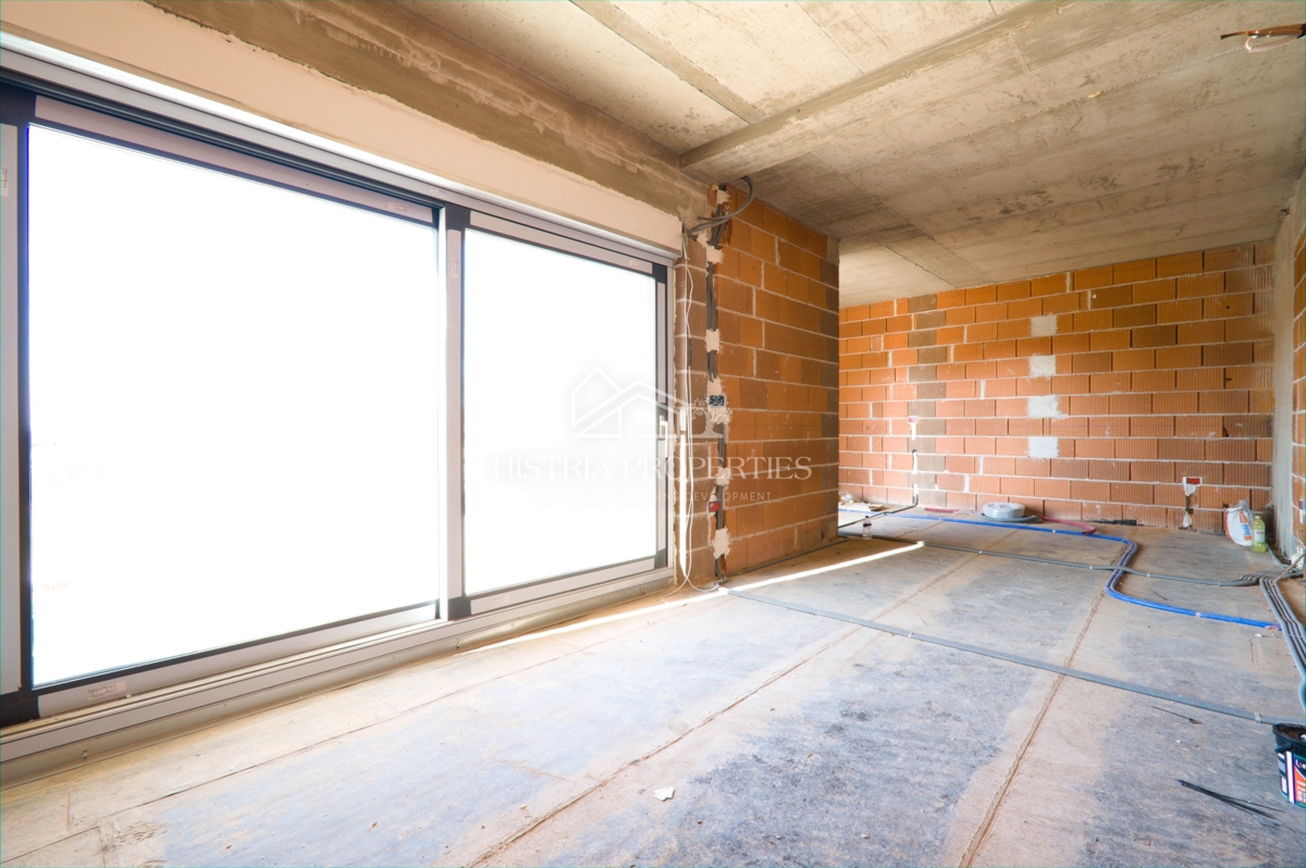 Kakovostna novogradnja s pogledom na morje in veliko teraso na mirni lokaciji