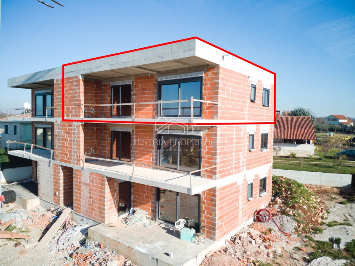 Kakovostna novogradnja s pogledom na morje in veliko teraso na mirni lokaciji