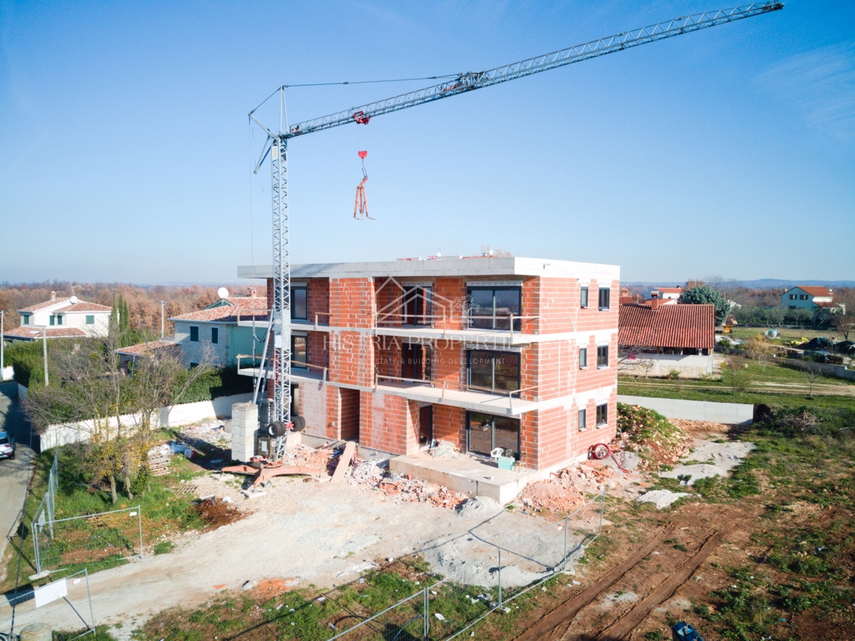 Kakovostna novogradnja s pogledom na morje in veliko teraso na mirni lokaciji