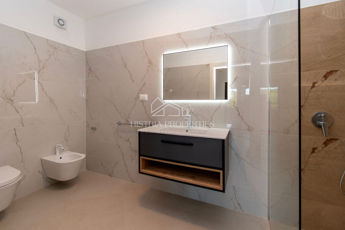 Prostorna rustikalna vila z velikim bazenom, vinsko kletjo, wellnessom in garažo