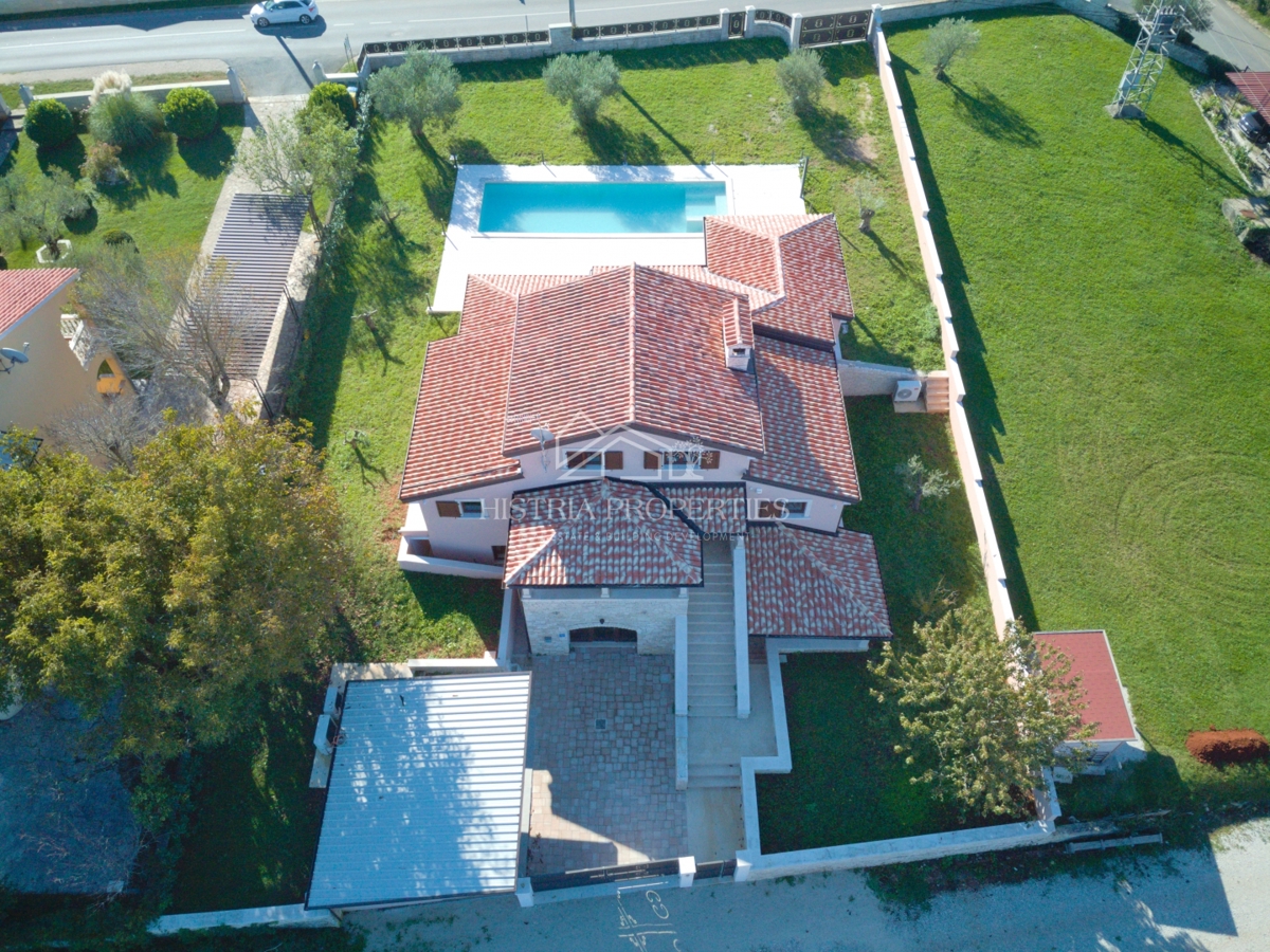 Prostorna rustikalna vila z velikim bazenom, vinsko kletjo, wellnessom in garažo