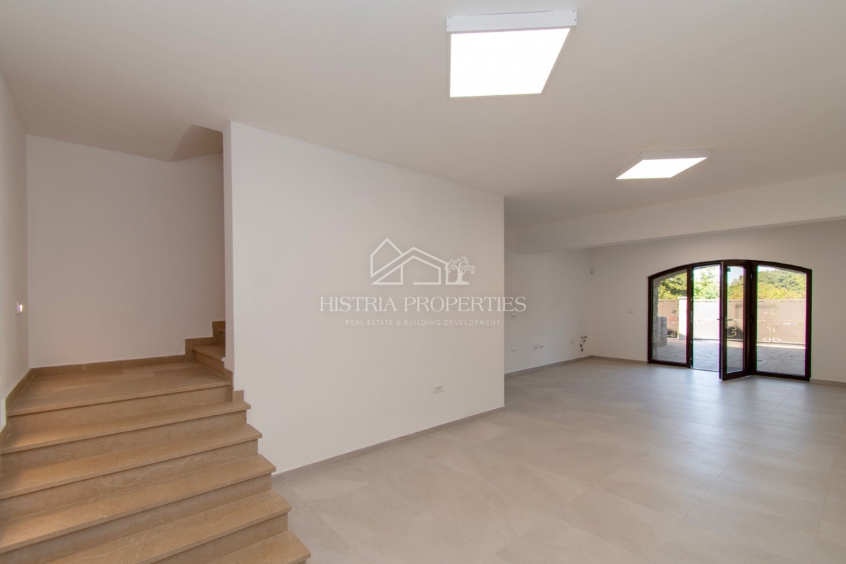 Prostorna rustikalna vila z velikim bazenom, vinsko kletjo, wellnessom in garažo